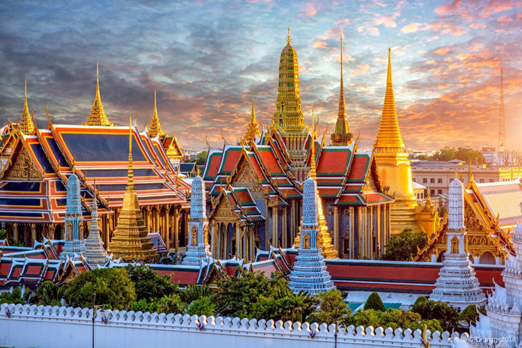 泰国必玩景点曼谷大皇宫、大皇宫（又名大王宫），位于曼谷市中心，紧靠湄南河，是曼谷王朝的象征，是旅游者的钟爱之地。