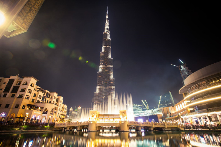 迪拜哈利法塔（迪拜塔）.迪拜塔是世界有名的建筑，是迪拜的标志之一，高828米，共162层，你可以乘坐世界快观光电梯60秒从底层登塔。